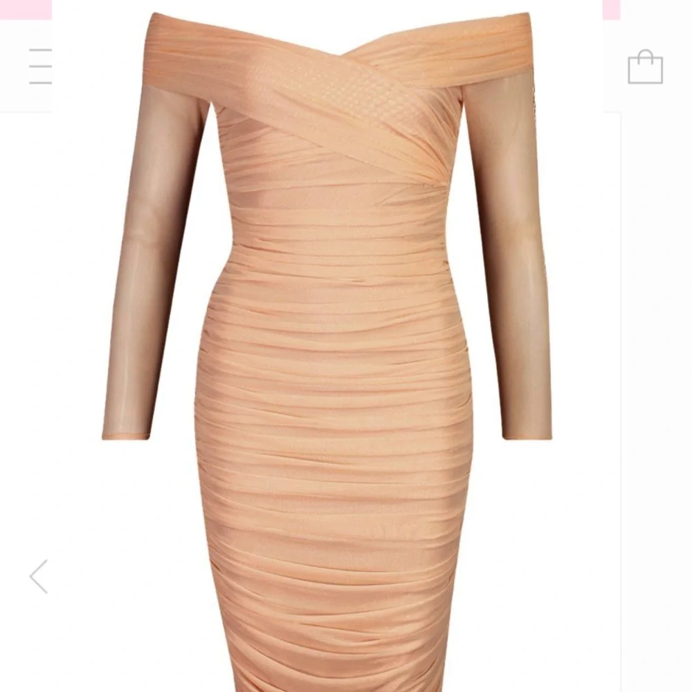 Beautiful Ruched Dress 👗 - Picture 3 of 8